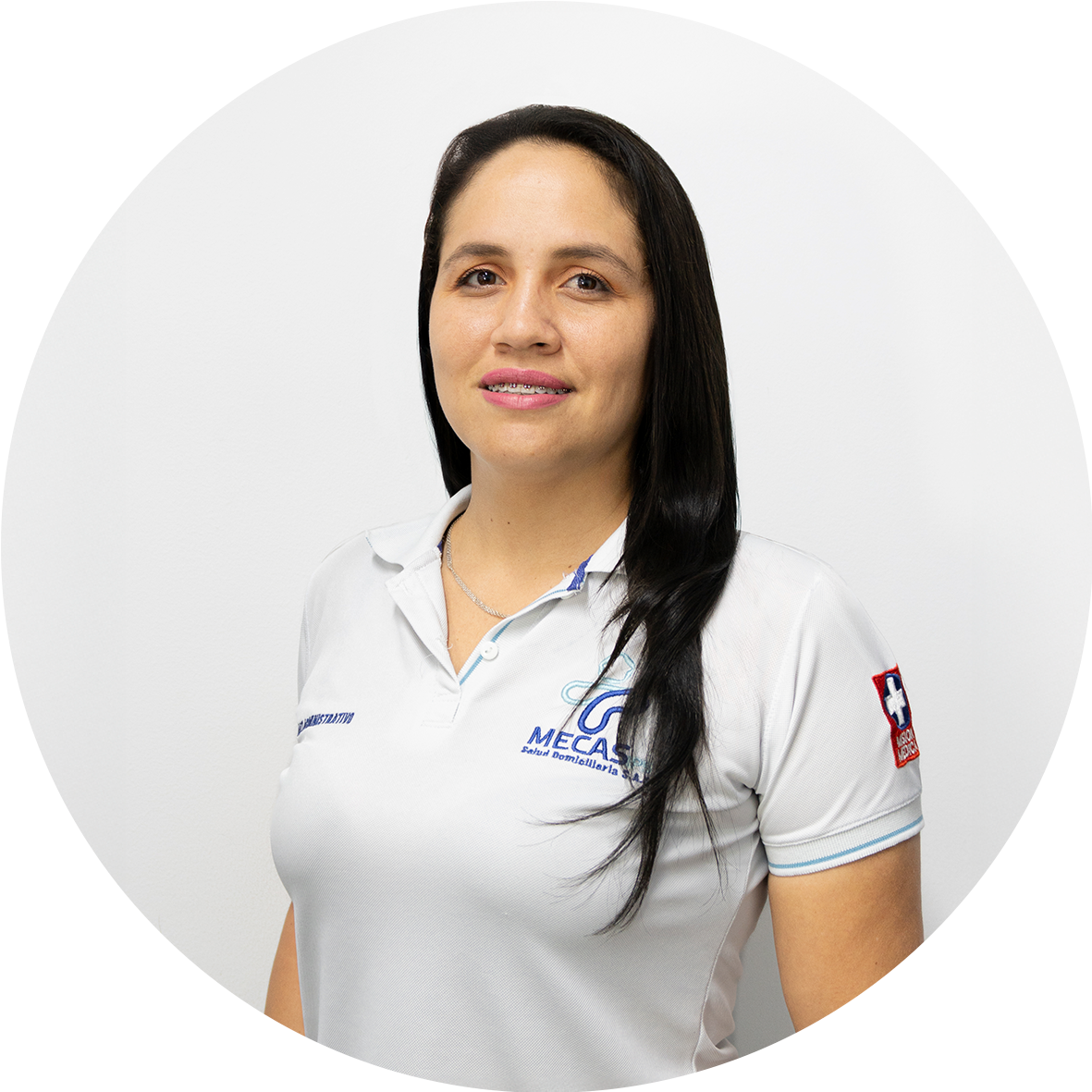 Coordinadora asistencial de MECAS IPS con uniforme institucional blanco y logo bordado